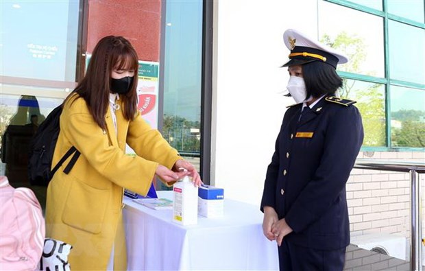 Những du khách nhập cảnh vào tỉnh Lào Cai thực nghiệm nghiêm ngặt các yêu cầu chống dịch COVID-19. (Ảnh: Quốc Khánh/TTXVN)