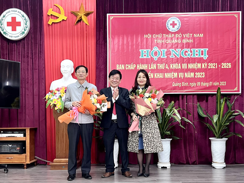 Đại diện lãnh đạo Hội CTĐ tỉnh tặng hoa cho các đồng chí không tham gia BCH Hội CTĐ tỉnh khóa VII, nhiệm kỳ 2021-2026.