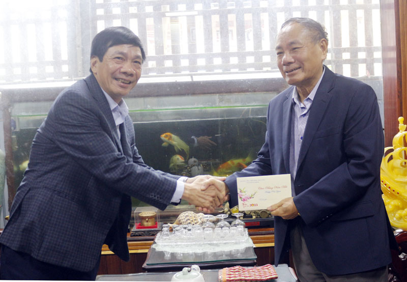Đồng chí Phó Chủ tịch Thường trực HĐND tỉnh Nguyễn Công Huấn tặng quà chúc mừng năm mới đồng chí Phan Lâm Phương.