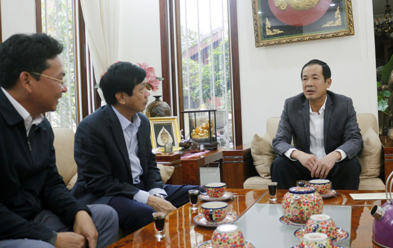 Đồng chí Phó Chủ tịch Thường trực HĐND tỉnh tặng quà, động viên đồng chí Trần Công Thuật.