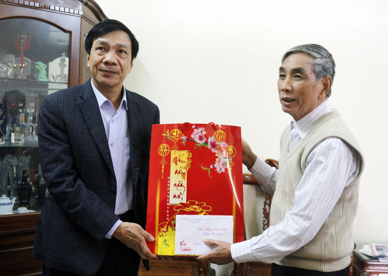 tặng quà Trần Đình Huề.