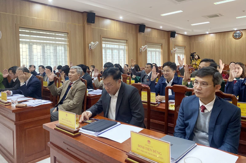Các đại biểu biểu quyết thông qua các dự thảo nghị quyết.