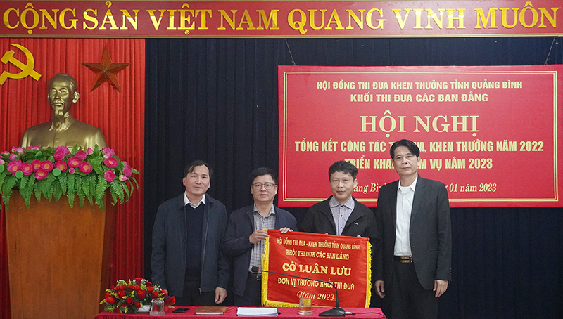 Văn phòng Tỉnh ủy nhận cờ luân lưu Trưởng khối thi đua các ban Đảng năm 2023.