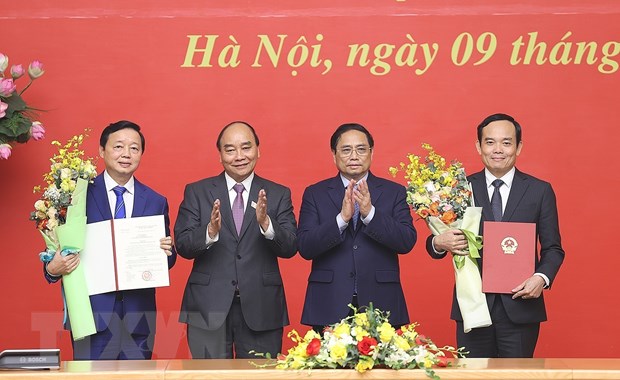 Chủ tịch nước Nguyễn Xuân Phúc và Thủ tướng Phạm Minh Chính trao quyết định bổ nhiệm Phó Thủ tướng Chính phủ cho ông Trần Lưu Quang và ông Trần Hồng Hà. (Ảnh: Dương Giang/TTXVN)
