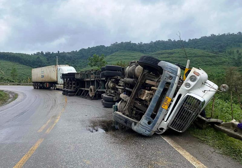 Tuyến Quốc lộ 12A, đoạn qua huyện Minh Hóa thường xuyên xảy ra tai nạn giao thông.