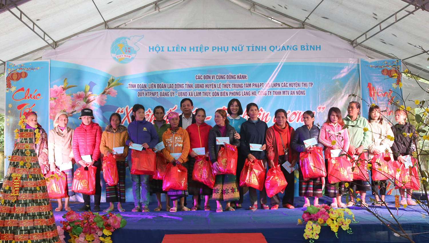 Lãnh đạo Hội LHPN tỉnh trao quà cho các gia đình hội viên