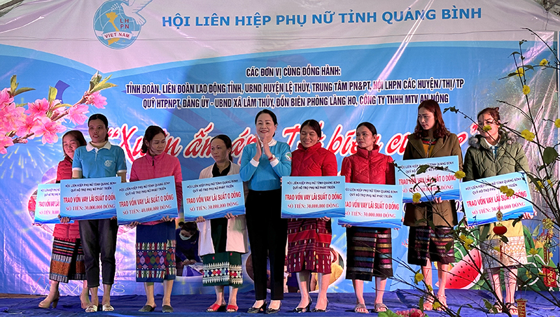 Lãnh đạo Quỹ hỗ trợ phụ nữ phát triển trao vốn vay 0 đồng cho 8 hội viên