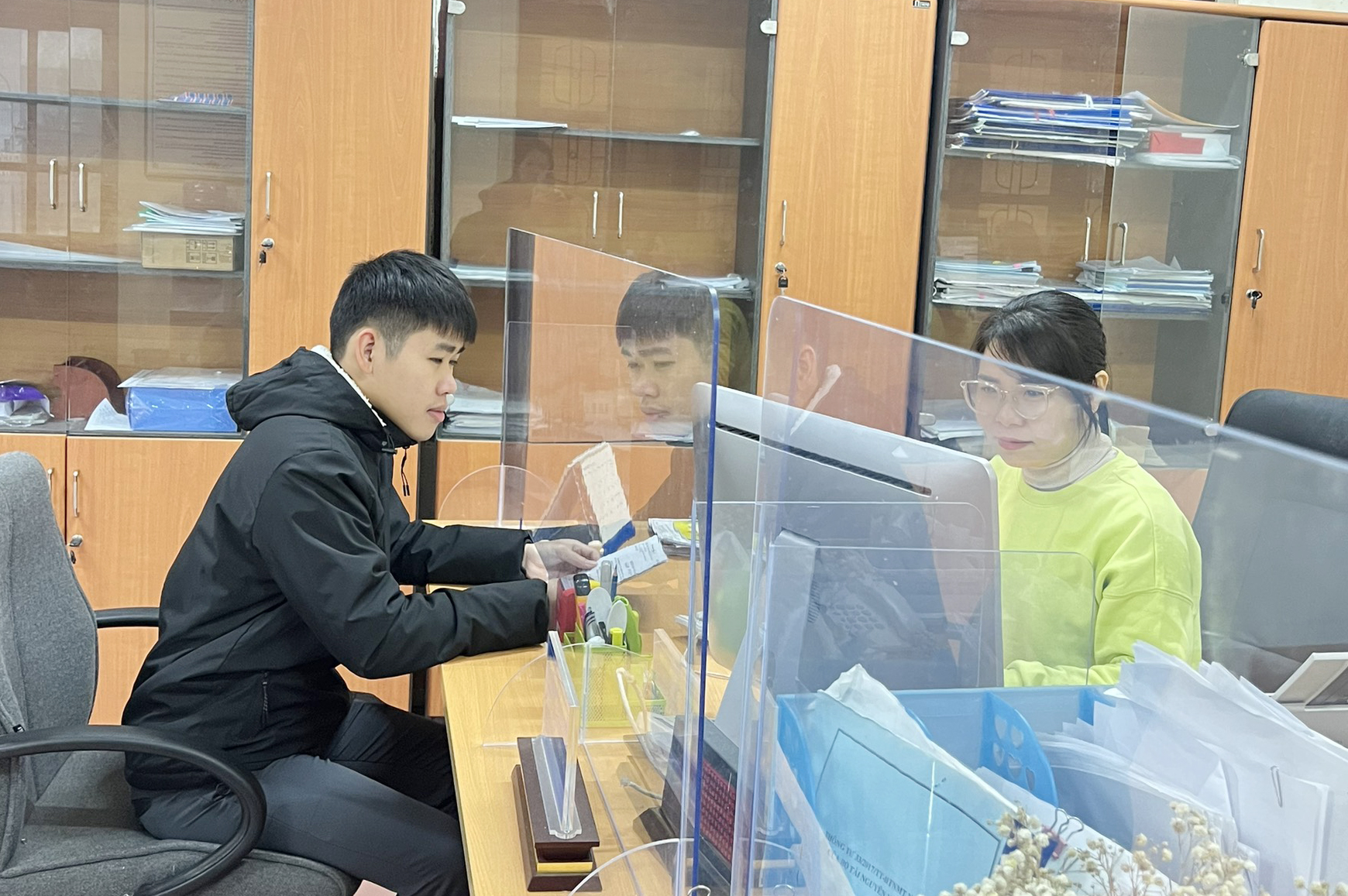 Cán bộ Sở Công thương tiếp nhận, giải quyết hồ sơ cho người dân, doanh nghiệp.