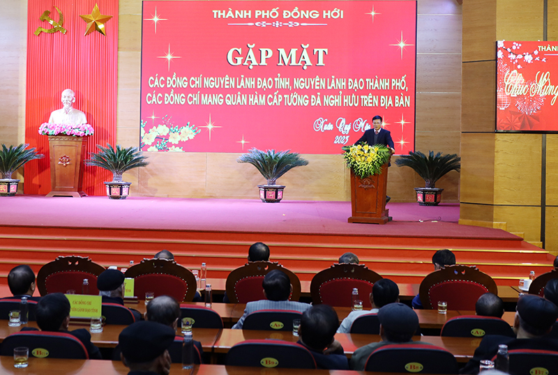 Đại diện các đồng chí nguyên lãnh đạo tỉnh, nguyên lãnh đạo thành phố phát biểu.