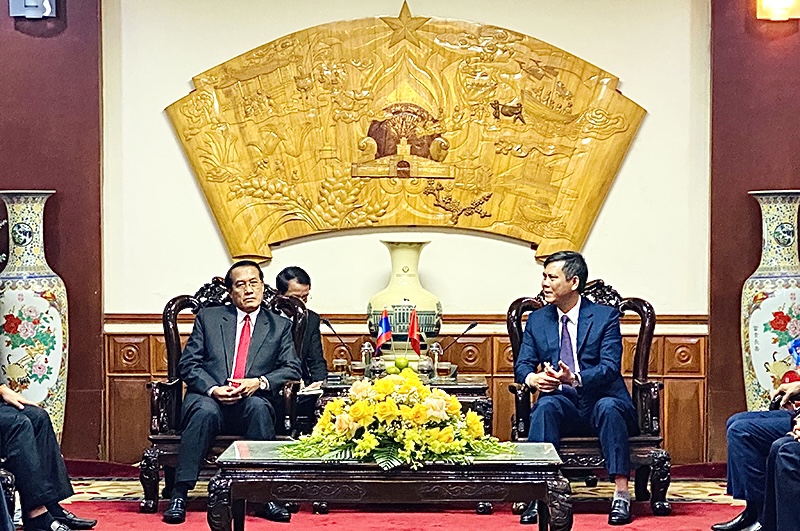 Đồng chí Chủ tịch UBND tỉnh Trần Thắng tiếp đồng chí  Bí thư, Tỉnh trưởng tỉnh Khăm Muồn Văn-xay Phong-sa-vẳn và đoàn công tác sang thăm, chúc Tết tỉnh Quảng Bình.
