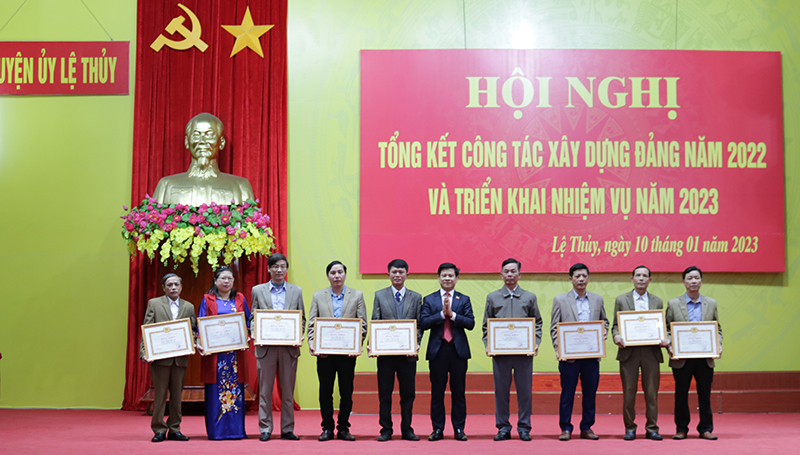 Các tập thể, các nhân được tặng bằng khen của Ban Thường vụ Tỉnh ủy.
