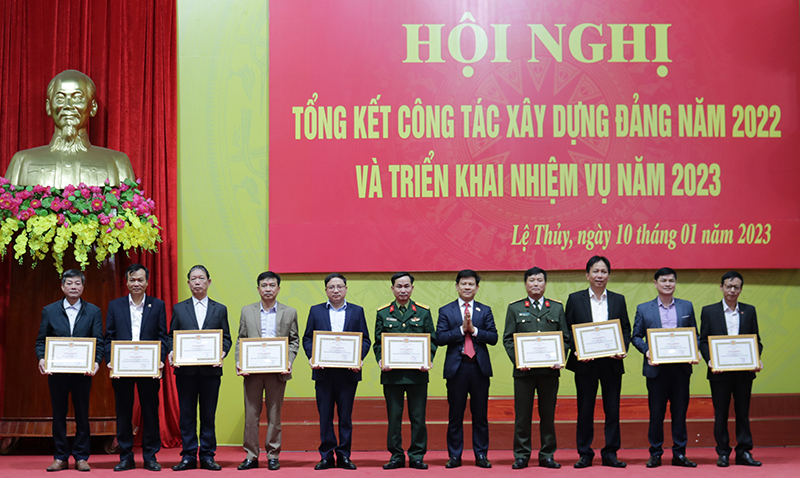 Đồng chí Bí thư Huyện ủy Lệ Thủy Lê Vĩnh Thế tặng giấy khen cho 10 tổ chức cơ sở đảng“Hoàn thành xuất sắc nhiệm vụ” tiêu biểu năm 2022.