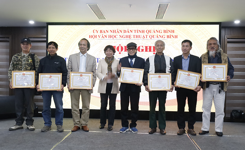Các cá nhân xuất sắc được nhận giấy khen của Hội VHNT tỉnh. 