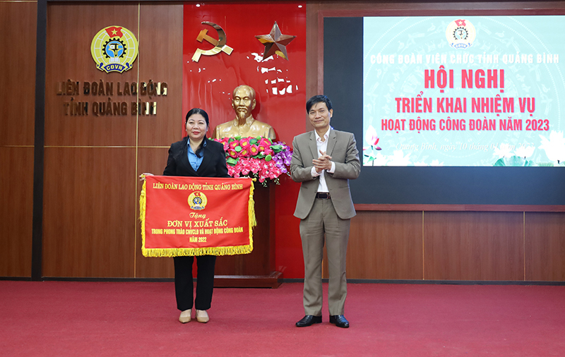 Đại diện lãnh đạo LĐLĐ tỉnh trao cờ đơn vị xuất sắc cho CĐVC tỉnh.