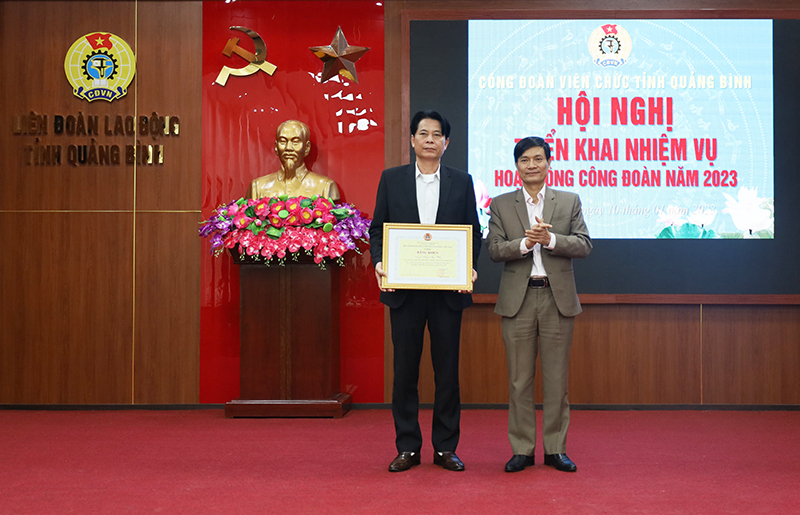  Đại diện lãnh đạo LĐLĐ tỉnh trao bằng khen của Tổng LĐLĐ tỉnh cho cá nhân.