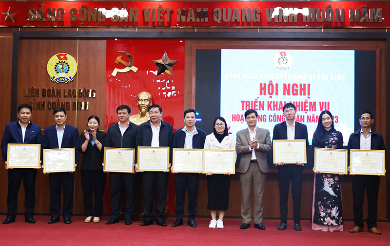 Đại diện lãnh đạo LĐLĐ tỉnh trao bằng khen cho các cá nhân.