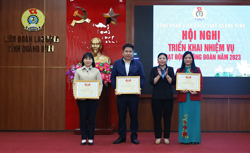 Lãnh đạo CĐVC tỉnh trao giấy khen cho các tập thể, cá nhân.