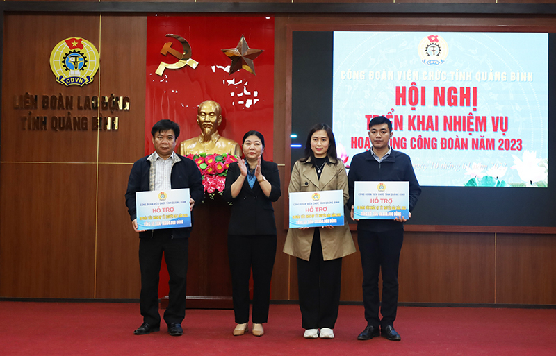 Lãnh đạo CĐVC tỉnh trao hỗ trợ quà Tết cho ĐV, NLĐ có hoàn cảnh khó khăn.