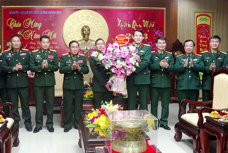 Đoàn công tác Bộ CHQS tỉnh Sạ-vẳn-na-khệt chúc Tết cán bộ, chiến sỹ lực lượng vũ trang tỉnh Quảng Bình