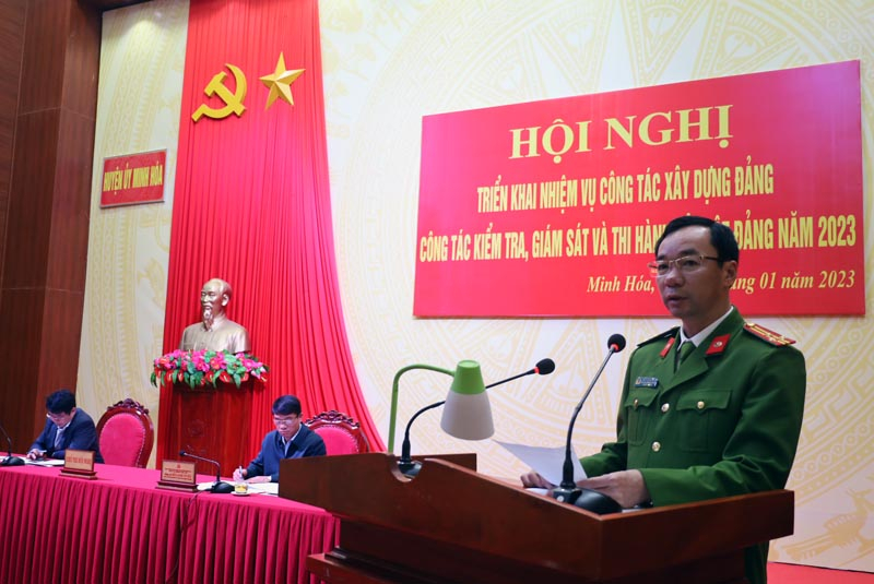 Các đại biểu tham luận tại hội nghị.