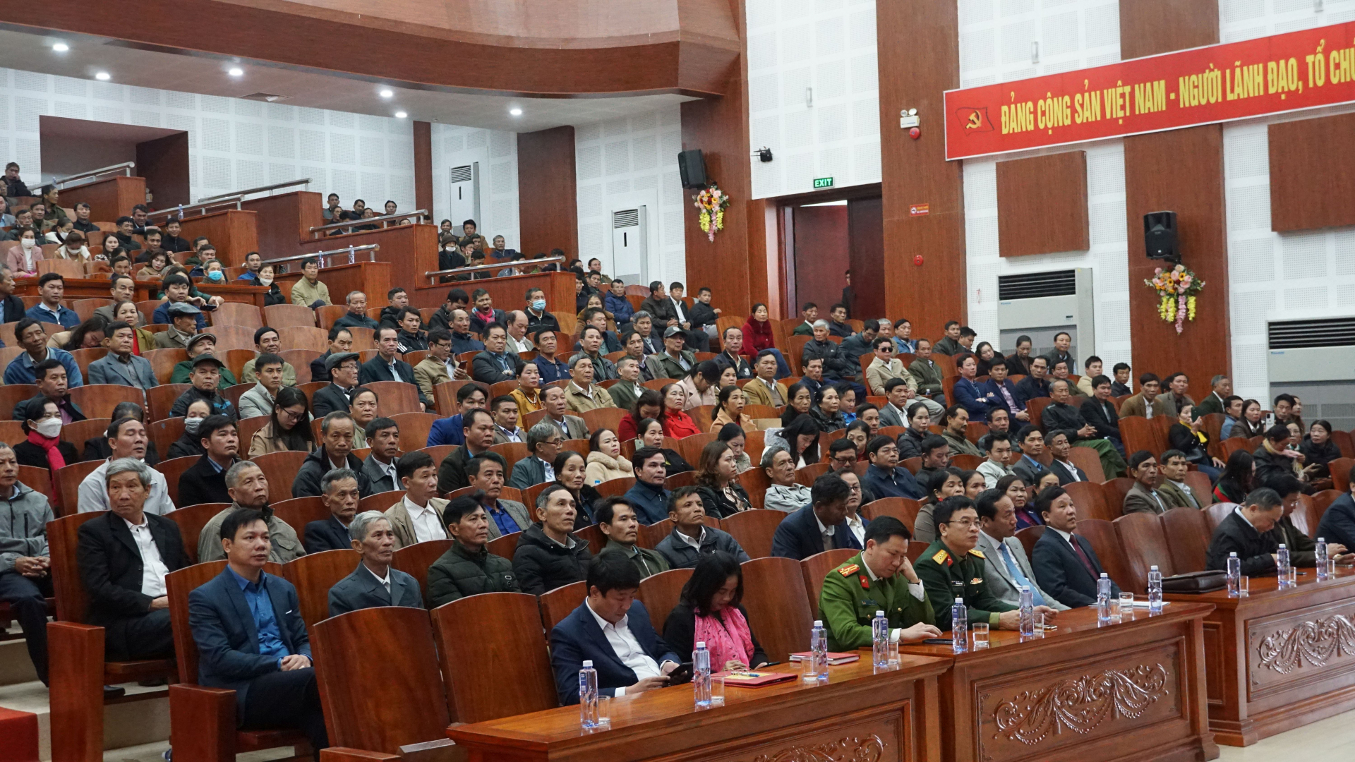 Gần 400 đại biểu là các bí thư chi bộ thôn, trưởng thôn, trưởng ban công tác mặt trận, trưởng chòm tham dự buổi gặp mặt.
