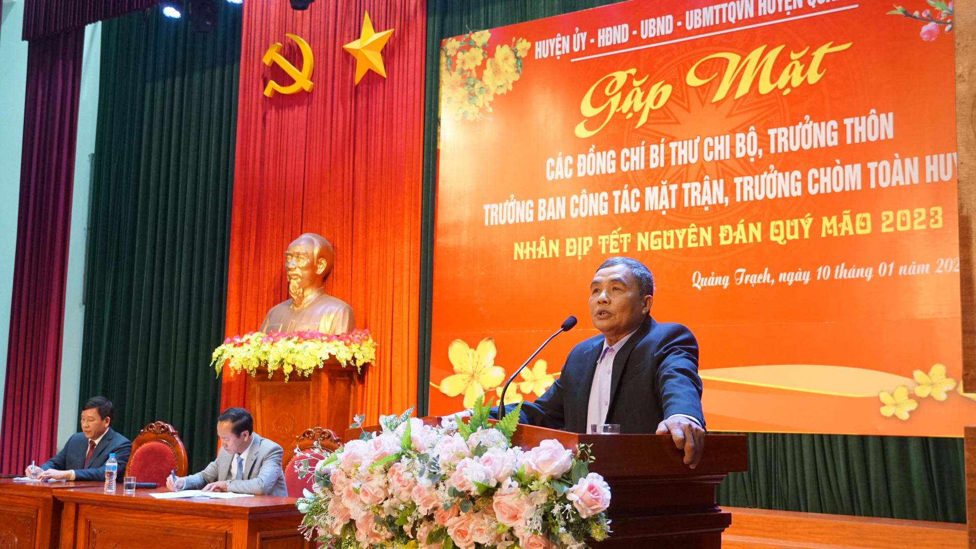 Các đại biểu phát biểu ý kiến, đề đạt tâm tư, nguyện vọng với lãnh đạo huyện Quảng Trạch.
