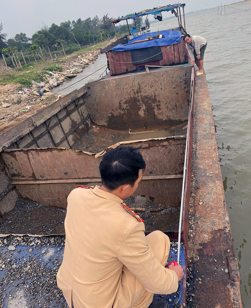 Lực lượng chức năng tiến hành đo kích thước để tính tải trọng phương tiện vi phạm. 