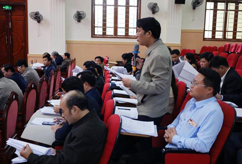 Các đại biểu tham dự tiến hành thảo luận, cho ý kiến tại hội nghị.