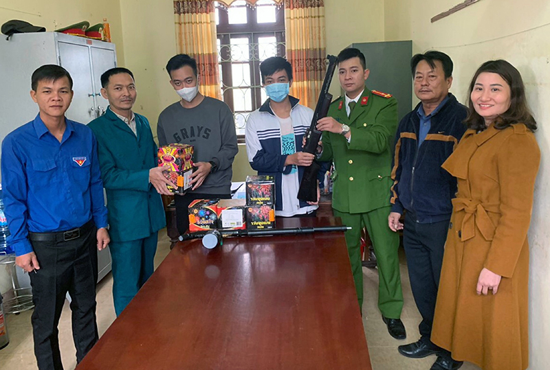 Công an huyện Quảng Ninh vận động, tuyên truyền người dân giao nộp vũ khí, vật liệu nổ.