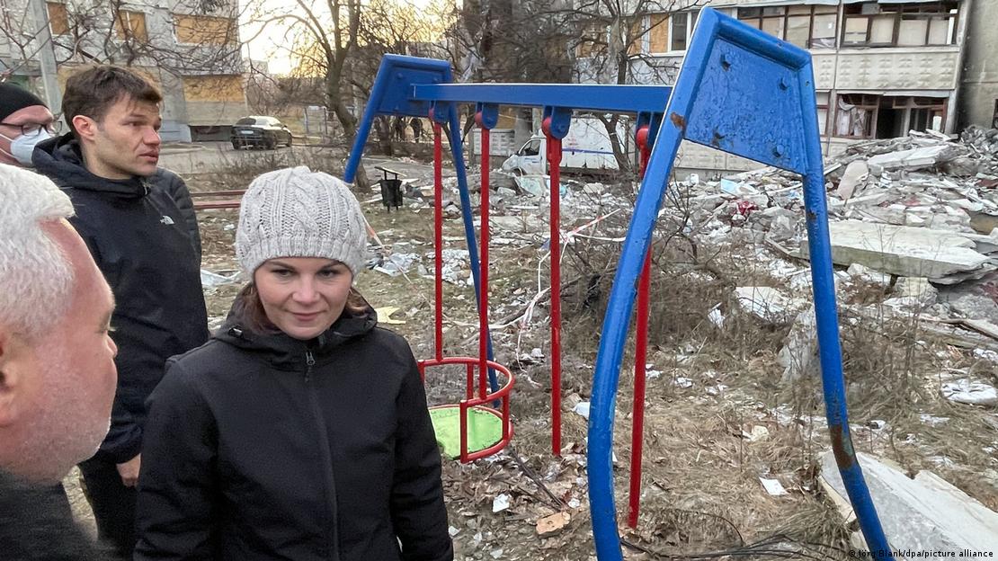 Ngoại trưởng Đức Annalena Baerbock thăm thành phố Kharkiv của Ukraine. Ảnh: DPA