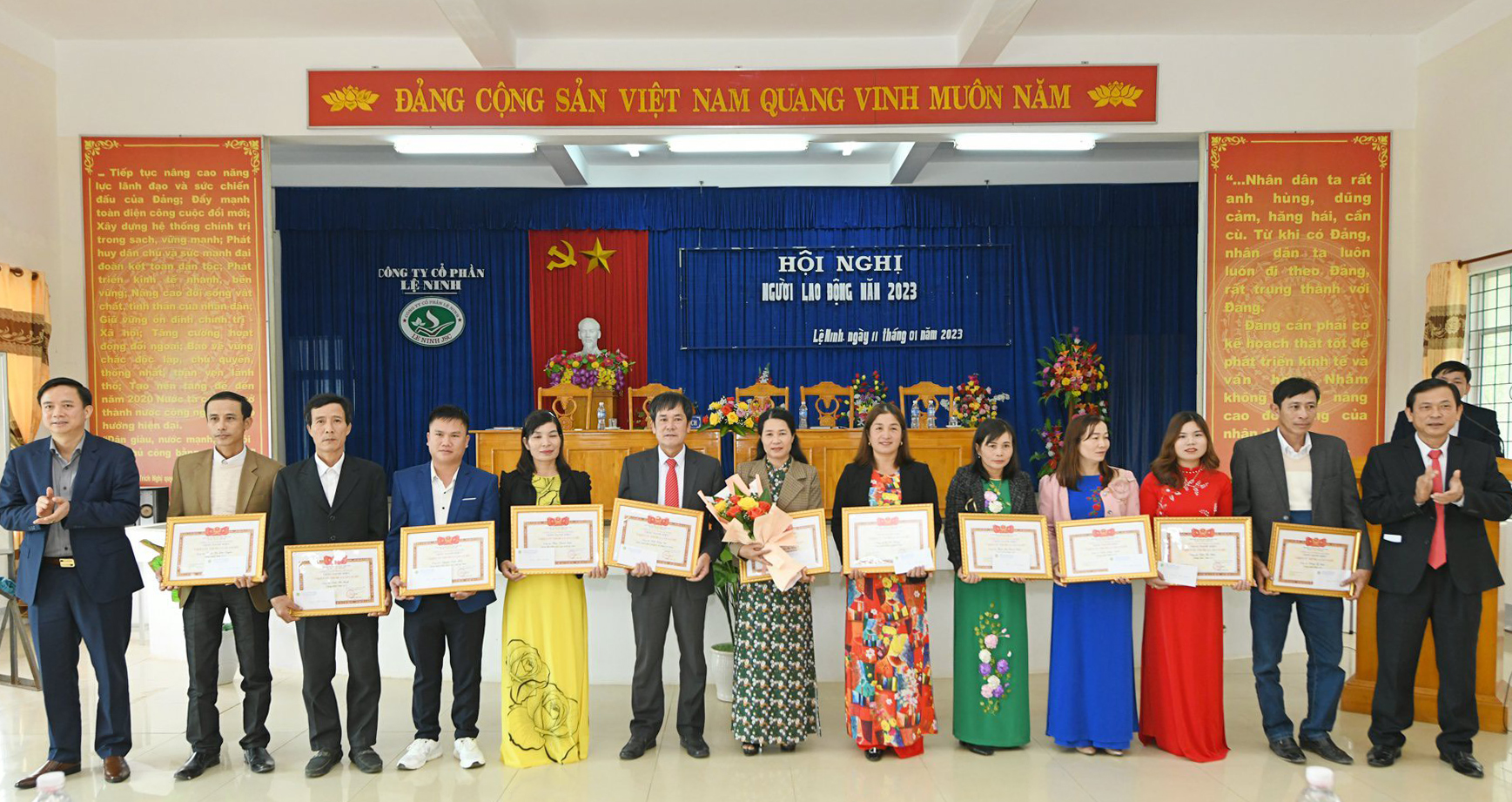 Nhiều cá nhân được khen thưởng vì có thành tích xuất sắc trong lao động, sản xuất kinh doanh năm 2022.