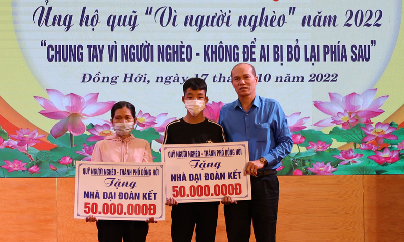 Đại diện lãnh đạo Ủy ban MTTQVN tỉnh trao biển tượng trưng xây dựng nhà  