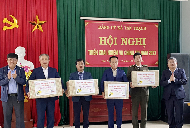 Lãnh đạo huyện Bố Trạch tặng quà cho các đơn vị đóng quân trên địa bàn xã Tân Trạch.