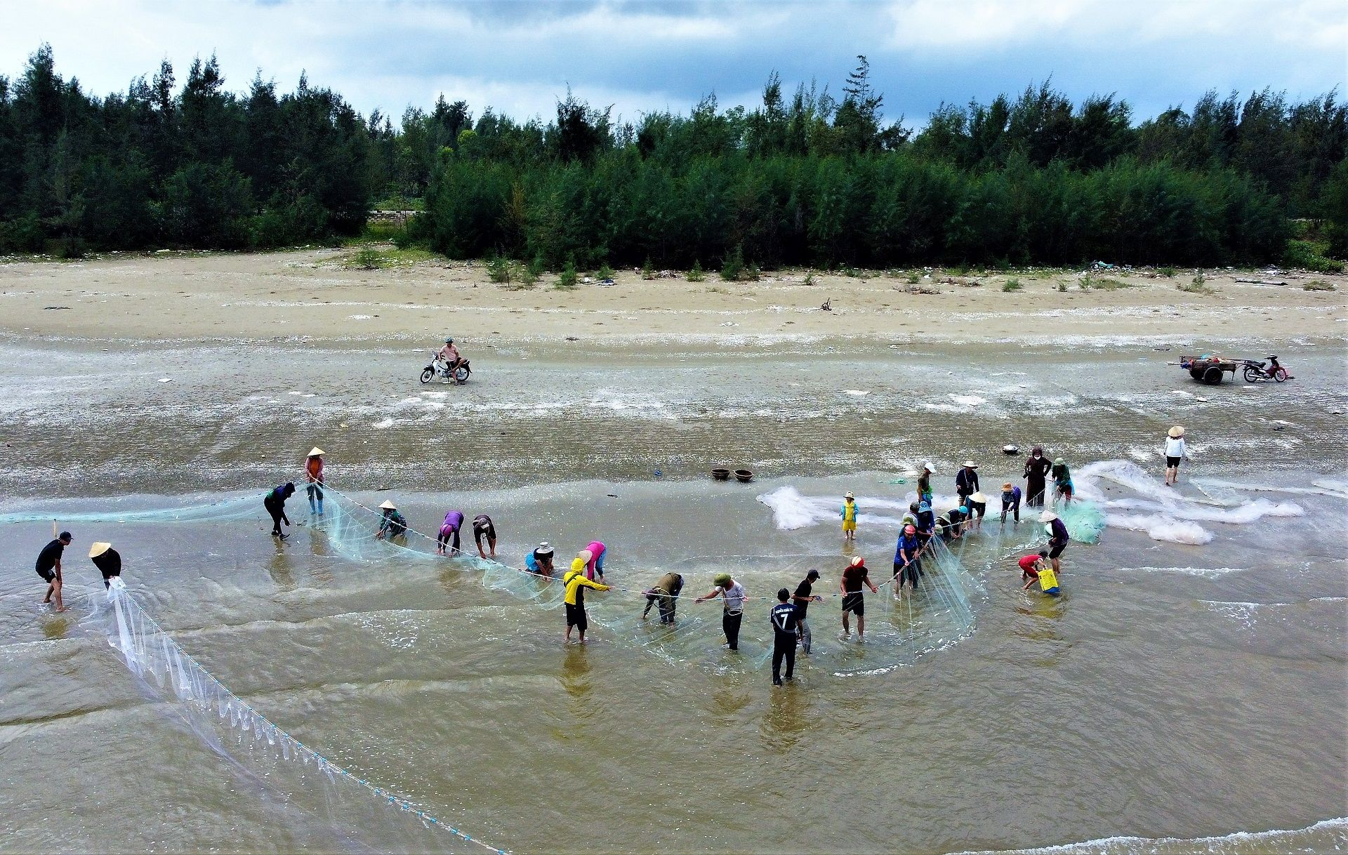 Nghề lưới “xăm trụ” ở làng biển Thanh Bình.