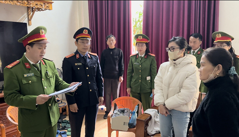 Tống đạt các quyết định đối với Nguyễn Hà Linh (áo trắng)
