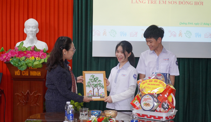 Các cháu Làng Trẻ em SOS trân trọng tặng bức tranh tự vẽ về ngôi làng mơ ước của mình cho đồng chí Chủ tịch Ủy ban MTTQVN tỉnh. 
