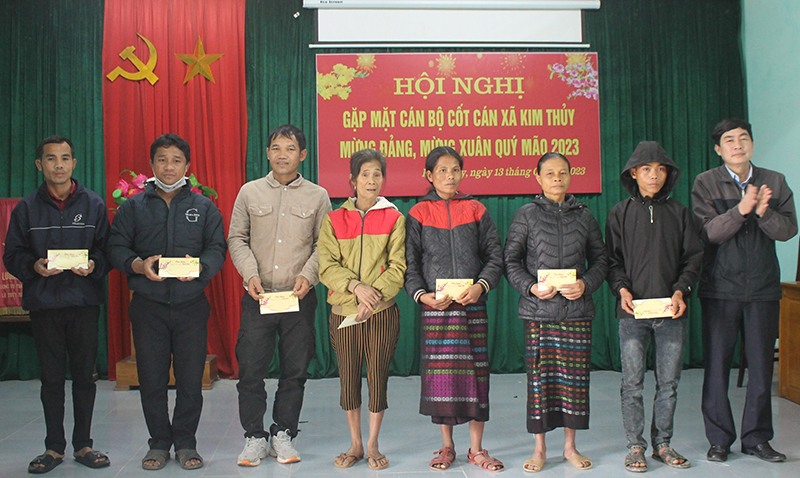 Đại diện lãnh đạo Sở Nông nghiệp và PTNT trao quà Tết cho các hộ gia đình có hoàn cảnh khó khăn tại xã Kim Thủy.