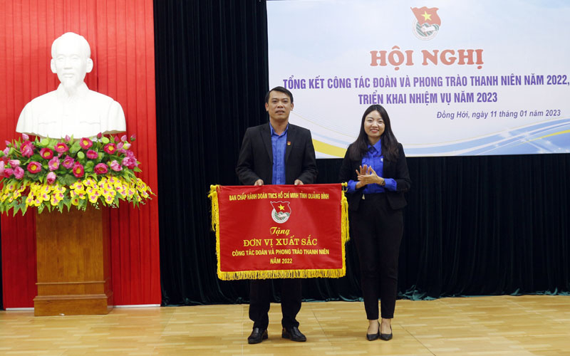 Đại diện tập thể Đoàn khối các cơ quan tỉnh được Ban Chấp hành Tỉnh đoàn tặng cờ thi đua xuất sắc.
