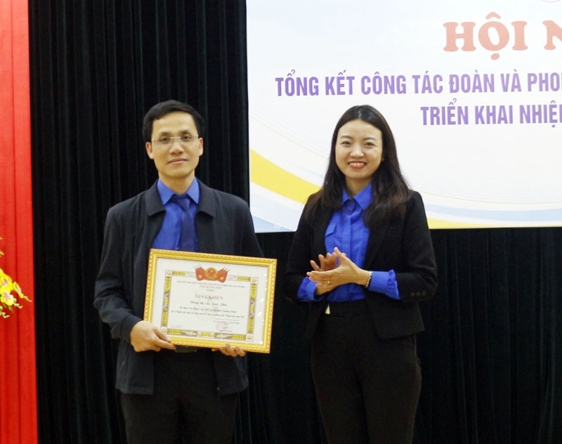 Lãnh đạo Tỉnh đoàn trao bằng khen của Ban Chấp hành Trung ương Đoàn cho Bí thư Chi đoàn Sở Giao thông vận tải Ngô Đức Thịnh.