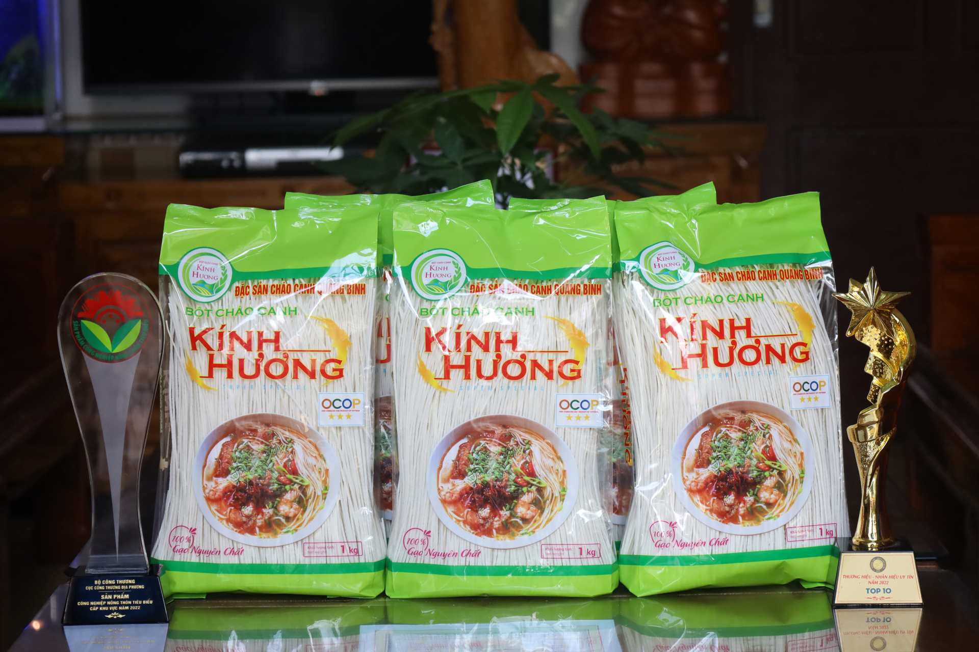 Bột cháo canh Kính Hương đã vượt ra khỏi không gian chợ quê chật hẹp, vươn ra những thị trường rộng lớn hơn.