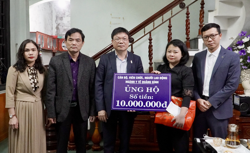 Bác sĩ Dương Thanh Bình, Giám đốc Sở Y tế thăm hỏi và trao quà cho dược sĩ Lê Quỳnh Mai.  