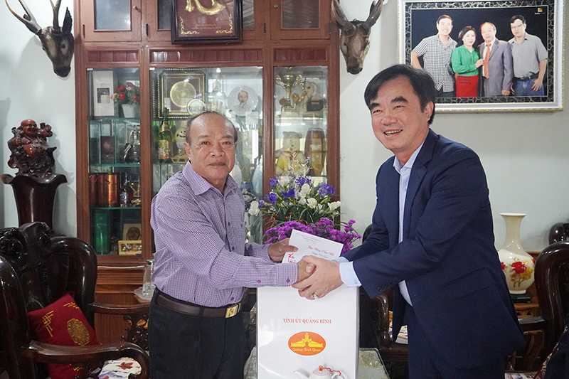 Đồng chí Trưởng ban Nội chính Tỉnh ủy Nguyễn Lương Bình chúc Tết đồng chí nguyên Phó Chủ tịch UBND tỉnh Nguyễn Đảng.