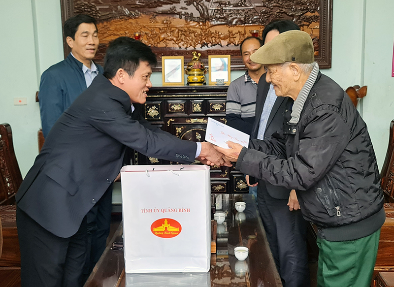  Đồng chí Trưởng ban Dân vận Tỉnh ủy Lê Văn Bảo thăm và chúc Tết đảng viên Trương Văn Sỹ ở xã An Ninh.