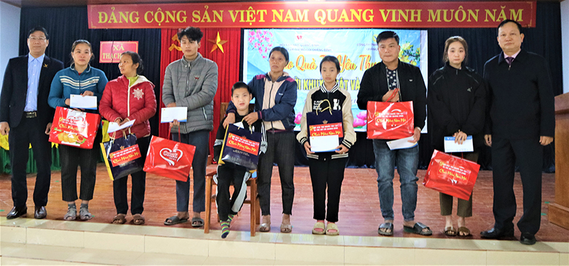 Trẻ khuyết tật và mồ côi Tuyên Hóa nhận quà Tết trong sự vui mừng