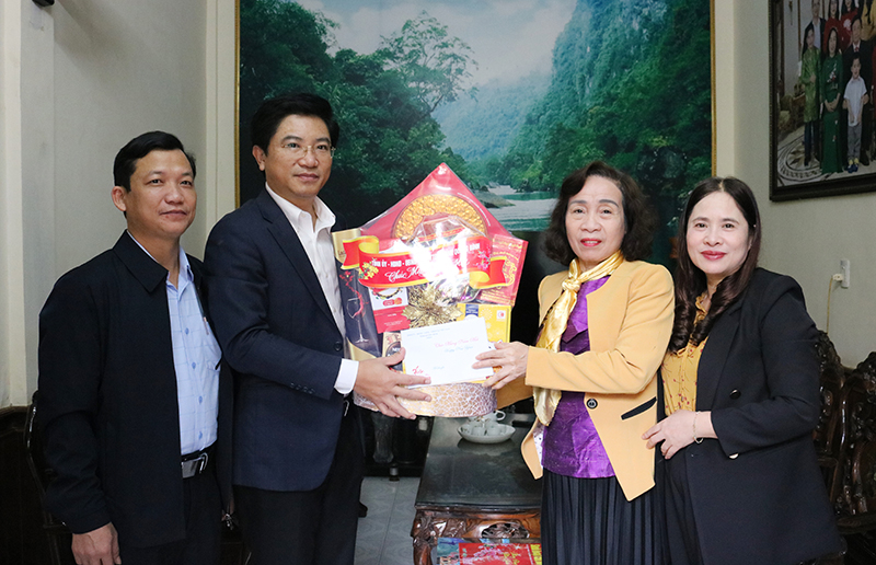 Đồng chí Trương An Ninh cùng đoàn thăm, chúc Tết đồng chí Phạm Thị Bích Lựa tại phường Đồng Hải, TP. Đồng Hới