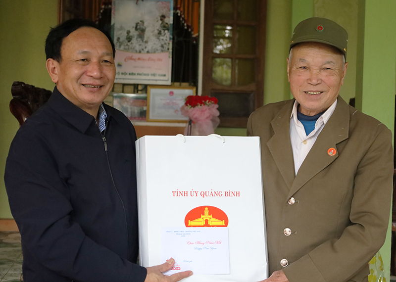 Đồng chí Phó Bí Thư Thường trực Tỉnh ủy Trần Hải Châu tặng quà Anh hùng lực lượng vũ trang Nguyễn Xuân Giang.