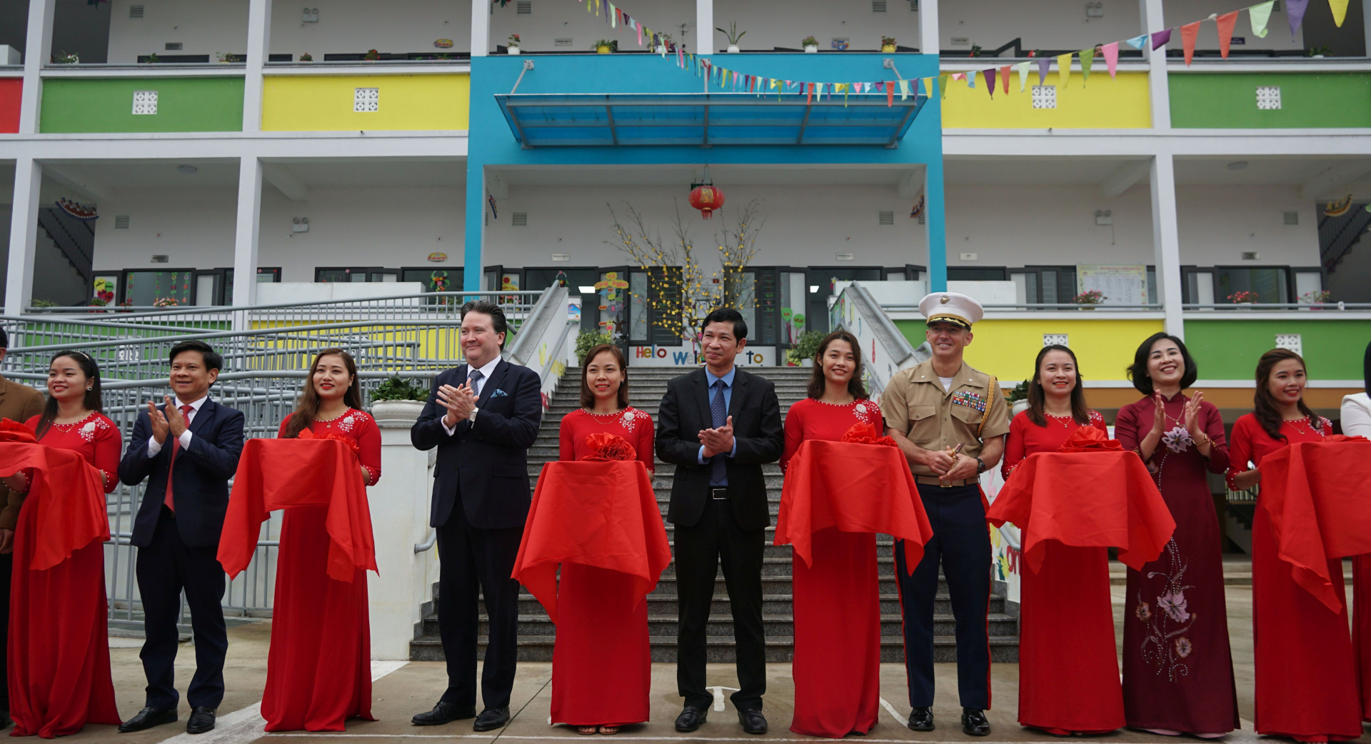 Ngài đại sứ đặc mệnh toàn quyền Hợp chúng quốc Hoa Kỳ tại Việt Nam Marc E. Knapper; đồng chí Phó Chủ tịch UBND tỉnh Hồ An Phong và các đại biểu cắt băng khánh thành Trường mần non Sơn Thủy (điểm trường Ngô Bắc) và Trạm Y tế xã Hoa Thủy.