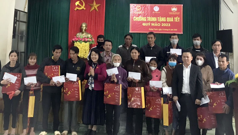 Đoàn ĐBQH tỉnh trao quà của Quỹ Thiện tâm cho bà con