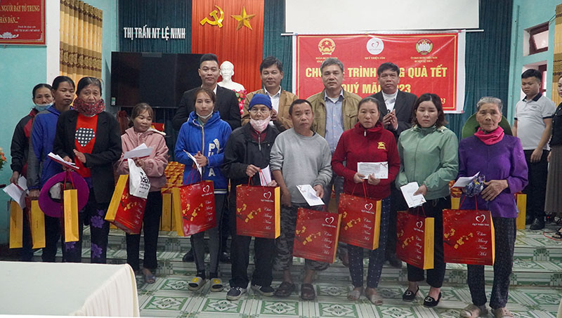 Đại diện Văn phòng Đoàn ĐBQH và HĐND tỉnh và Quỹ Thiện tâm trao quà cho bà con huyện Lệ Thủy