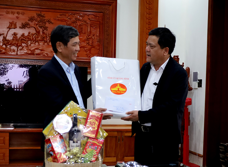 Đồng chí Trần Phong tặng quà đồng chí Lê Văn Phúc, nguyên Ủy viên Ban Thường vụ Tỉnh ủy, Bí thư Thành ủy Đồng Hới.